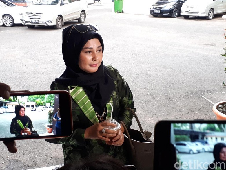 Foto: Istri siri Sandy Tumiwa, Vivi Paris / Asep S Foto: Istri siri Sandy Tumiwa, Vivi Paris / Asep S