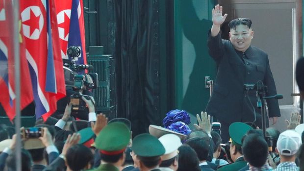 Kim Jong-Un melambaikan tangannya sebelum pulang ke Korut 