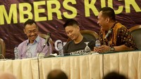 Hadir dalam acara tersebut Ketua Umum AFPI Adrian Gunadi bersama Wakil Ketua Umum AFPI Sunu Widyatmoko, Ketua Kepala Eksekutif Fintech Pendanaan Produktif Reynold Irslan Wijaya dan Ketua Harian AFPI Kuseryansyah saat mendengarkan pemaparan materi kepada angota AFPI dalam agenda Rakernas Members Kick-off Meeting 2019 di Jakarta, Jumat (1/3). Foto: dok. AFPI