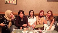 Untuk menghabiskan waktu luang Vivi sering ngumpul bersama teman-temannya. Ini posenya saat ngopi dan ngobrol seru bersama teman-temannya.Foto: Instagram @viviparis_traveler