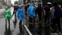 Meski diguyur hujan deras sejak pagi, sejumlahw arga tetap antusias berolahraga di kawasan CFD, Jakarta, Minggu (3/3/2019).
