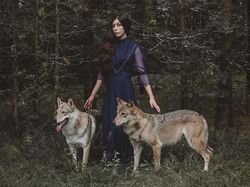 Karya Fotografer Satukan Hewan Liar dengan Model Cantik