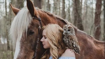 Sang model pun tampak nyaman berpose dengan hewan-hewan liar ini. (Foto: Instagram/Olga Barantseva)