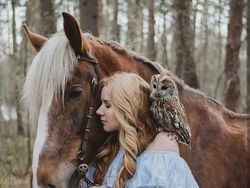 Karya Fotografer Satukan Hewan Liar dengan Model Cantik