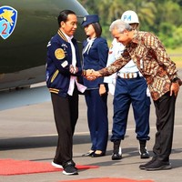 Belakangan diketahui jaket yang dipakai Jokowi merupakan keluaran Rawtype Riot, sebuah label lokal yang berbasis di Bandung, Jawa Barat. Jaket itu menjadi pelengkap seragam andalan sang presiden, yakni kemeja putih dan celana panjang hitam. Tidak ketinggalan sneakers hitam sebagai alas kaki. Sepintas, sneakers tersebut mirip dengan salah satu produk buatan label lokal bernama NAH Project. Foto: Instagram/@jokowi