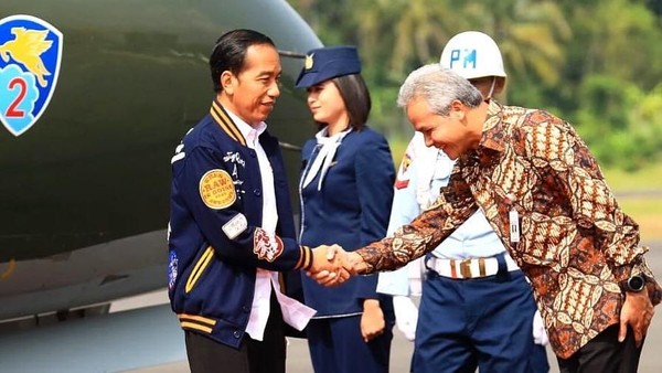 Foto: Jokowi Bergaya ala Film Dilan, Pakai Jaket Rp 1,3 Juta Buatan Bandung