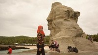 Pantai Klayar terletak di Pacitan, Jawa Timur dan berbatasan dengan Wonogiri, Jawa Tengah. Tepatnya, pantai ini berada di Desa Kalak, Kecamatan Donorojo dan berjarak sekitar 40 km ke arah barat dari kota Pacitan. (Aprilia Fatmawati/dTraveler)