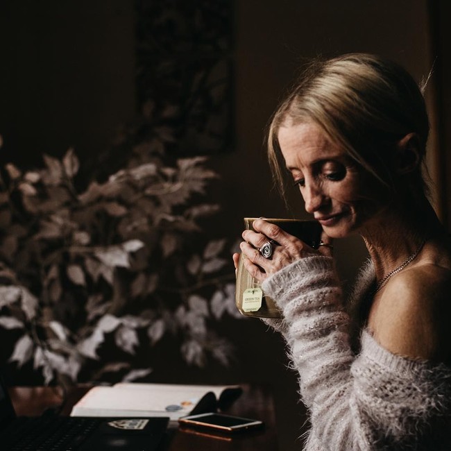 Menghadapi penyakitnya, Tiffany berusaha untuk hidup lebih sehat dan selalu percaya diri. Salah satu kebiasaannya adalah olahraga yoga. Foto: Dok. Instagram