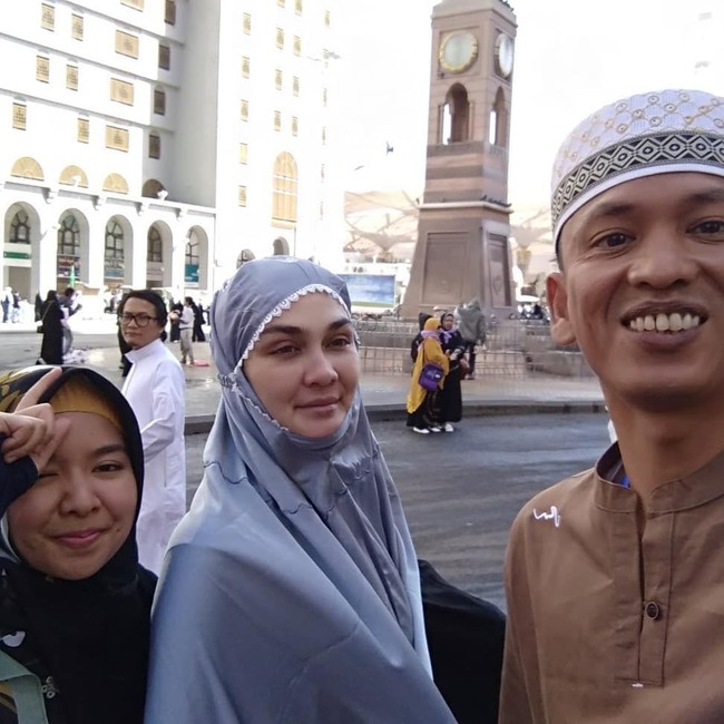 Luna Maya jadi pembicaraan hangat setelah mantan pacarnya Reino Barack menikah dengan Syahrini. Tepat setelah pernikahan tersebut, Luna Maya terbang ke Tanah Suci untuk beribadah umrah. Foto: Instagram/@lunamaya.story