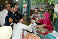 Blusukan Ke Dua Pasar, Jokowi dan Iriana Belanja Telur Hingga Durian