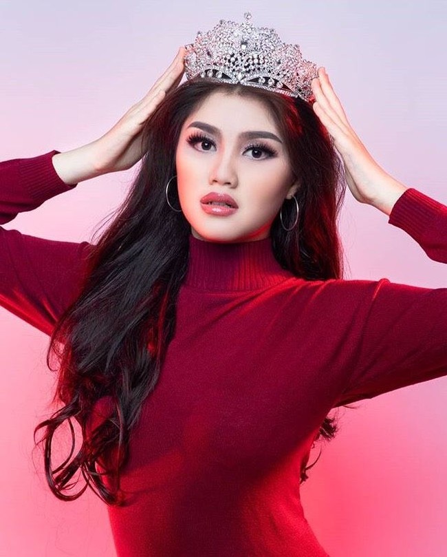 Seperti dikutip dari laman resmi Puteri Indonesia, wanita yang berasal dari Pagar Alam, Sumsel ini memiliki program unik yang hendak ia bawa ke ajang yang diikuti 39 wanita dari 34 provinsi ini. Salah satunya terkait soal janda. Foto: Instagram/@helvanda