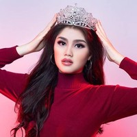 Seperti dikutip dari laman resmi Puteri Indonesia, wanita yang berasal dari Pagar Alam, Sumsel ini memiliki program unik yang hendak ia bawa ke ajang yang diikuti 39 wanita dari 34 provinsi ini. Salah satunya terkait soal janda. Foto: Instagram/@helvanda