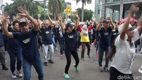 Ditemani rintik hujan yang mengguyur, mereka menari dengan riangnya ikuti irama lagu zumba.