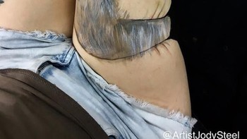 Gambar tersebut pun dibuat 3 dimensi sehingga jika dilihat dari sudut yang tepat maka akan terlihat seperti nyata. Foto: Instagram @artistjodysteel