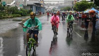 Beberapa warga tampak asyik bersepeda.