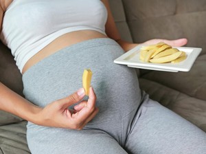 Di Awal Kehamilan, Bunda Boleh Makan Mangga Muda Enggak Sih?