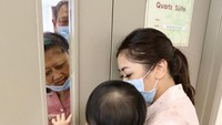 Ani Yudhoyono hanya bisa melihat cucu-cucunya lewat kaca pintu. 