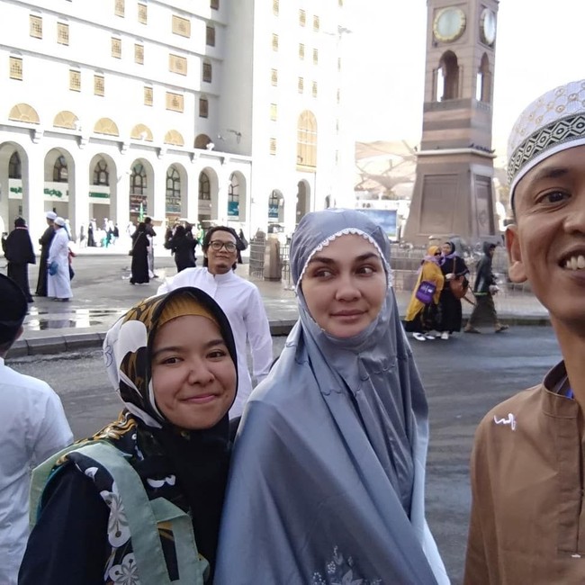 Penampilannya kala itu mengundang perhatian publik karena wajah Luna Maya terlihat sangat sembab seperti habis menangis.  Foto: Instagram/@lunamaya.story