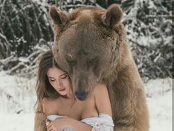 Karya Fotografer Satukan Hewan Liar dengan Model Cantik