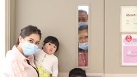 Airlangga, Sakti, dan Gaia tidak bisa masuk ke ruang perawatan Ani Yudhoyono karena dikhawatirkan tidak bebas virus dan bakteri. Pertemuan pun terhalang pintu.
