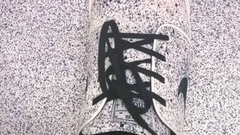 Sepatunya matching dengan lantai. Foto: via Brainberries