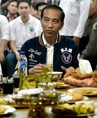 Blusukan Ke Dua Pasar, Jokowi dan Iriana Belanja Telur Hingga Durian