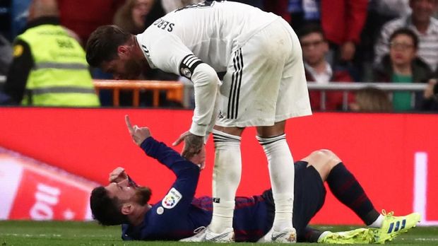 Lionel Messi marah kepada Sergio Ramos usai disikut.