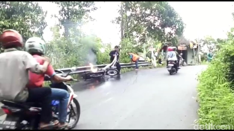 Keluar Percikan Api Saat Menanjak, Sebuah Motor Terbakar Keluar Percikan Api Saat Menanjak, Sebuah Motor Terbakar