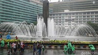 Terlihat di kawasan Bundaran HI, para warga tetap memenuhi lokasi.