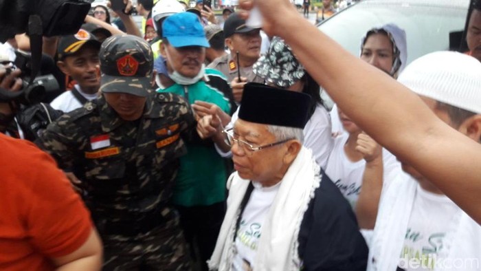 Hujan-hujanan, Maruf Amin Buka Acara Jalan Sehat di BSD