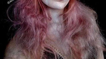 Ia menggunakan bagian tubuhnya sebagai kanvasnya. Foto: Instagram @artistjodysteel