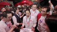 Hadir dalam acara tersebut Direktur Finarya Danu Wicaksana bersama Direktur Utama Telkomsel Ririek Adriansyah dan Direktur Utama BNI Achmad Baiquni saat mendengarkan penggunaan aplikasi fintech LinkAja kepada Mentri BUMN Rini Soemarno di acara Java Jazz Festival 2019. Foto: dok. LinkAja