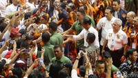 Kehadiran Jokowi disambut lagu instrumen Enter Sandman yang dipopulerkan Metallica.