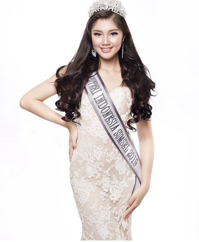 Berkenalan dengan Helvanda Herman, Puteri Sumatera Selatan 2019. Ia mewakili Sumsel diajang kontes kecantikan Pemilihan Puteri Indonesia 2019 yang malam puncaknya akan digelar pada Jumat (8/3/2019) di Jakarta Convention Center. Foto: Instagram/@helvanda