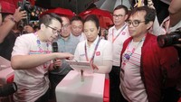 Beginilah ekspresi Menteri Rini saat mendengarkan penjelasan dan menjajal langsung aplikasi fintech besutan BUMN itu. Foto: dok. LinkAja