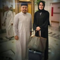 Saat bepergian, ia memakai abaya hitam dan shawl hitam. Pakaian seperti ini umum dikenakan wanita Arab. Foto: Instagram/@lunamaya.story