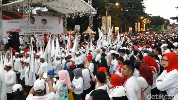 Hujan-hujanan, Ma'ruf Amin Buka Acara Jalan Sehat di BSD