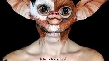 Ia menggunakan bahan-bahan seperti alat makeup bahkan cat air warna-warni untuk melukis di tubuhnya. Foto: Instagram @artistjodysteel