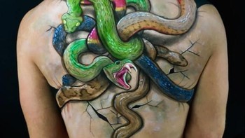 Melalui akun Instagramnya ia kerap membagikan hasil karya lukis tubuh yang keren dengan sentuhan gambar horor. Foto: Instagram @artistjodysteel