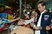 Blusukan Ke Dua Pasar, Jokowi dan Iriana Belanja Telur Hingga Durian