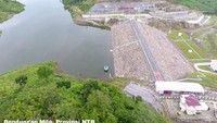 Bendungan Mila merupakan bendungan multifungsi untuk mendukung kontinuitas suplai air Daerah Irigasi (DI) Rababaka seluas 1.689 hektar di Kecamatan Woja, Kabupaten Dompu sehingga Indeks Pertanaman diharapkan meningkat dari 186% menjadi 300%. Bendungan dengan tipe urugan zona inti tegak setinggi 36 m memiliki kapasitas tampung sebesar 6,73 juta m3 dengan luas genangan 99 hektar. Dok. Kementerian PUPR.