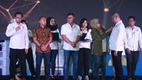 Hadir Direktur Utama Bank Negara Indonesia (BNI), Achmad Baiquni (keempat kanan), Dirjen Pembinaan Hubungan Industrial Dan Jaminan Sosial Kementerian Tenaga Kerja Hayani Rumondang (kedua kanan), Ketua Umum Serikat Pekerja BNI, Irfan Ferdiansyah (ketiga kiri) dan kader SP BNI berjabat tangan saat perayaan HUT ke-20 SP BNI di Jakarta, Minggu (3/3/2019). Foto: dok. SP BNI