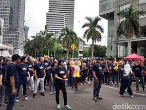 Diguyur Gerimis, Sri Mulyani Asyik Zumba di Bundaran HI