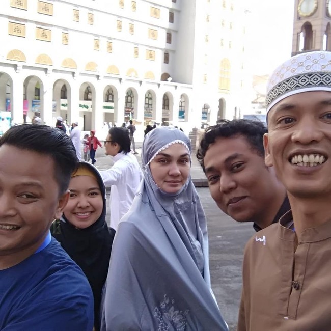 Luna Maya juga memilih mukena yang praktis untuk beribadah ke masjid. Mukena yang ia pilih berwarna abu-abu dengan detail renda yang cantik. Foto: Instagram/@lunamaya.story