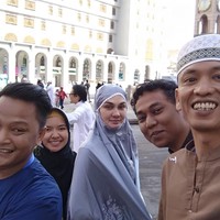 Luna Maya juga memilih mukena yang praktis untuk beribadah ke masjid. Mukena yang ia pilih berwarna abu-abu dengan detail renda yang cantik. Foto: Instagram/@lunamaya.story