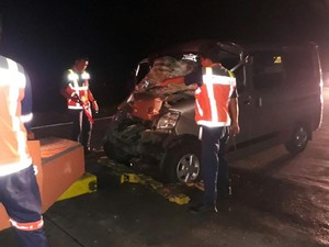 MPV Tabrak Truk di Tol JoMo Gara-gara Sopir Ngantuk, 6 Orang Luka