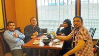 Membicarakan masalah bisnis dan pekerjaan, Sandy dan Vivi terlihat makan siang bersama bersama para kerabat mereka.Foto: Instagram @viviparis_traveler