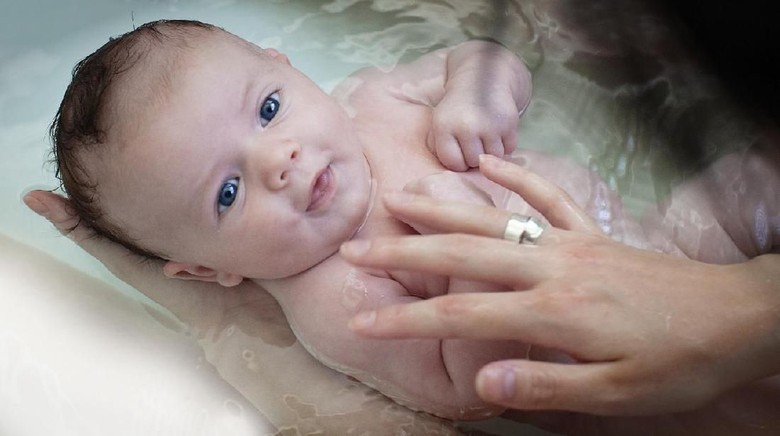 Ilustrasi bayi baru lahir mandi/ Foto: iStock Ilustrasi bayi baru lahir mandi/ Foto: iStock