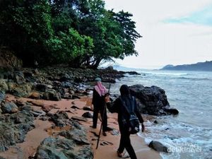 Tarif Motret Mahal di Pantai Gigi Hiu, Ini Kata Kadispar