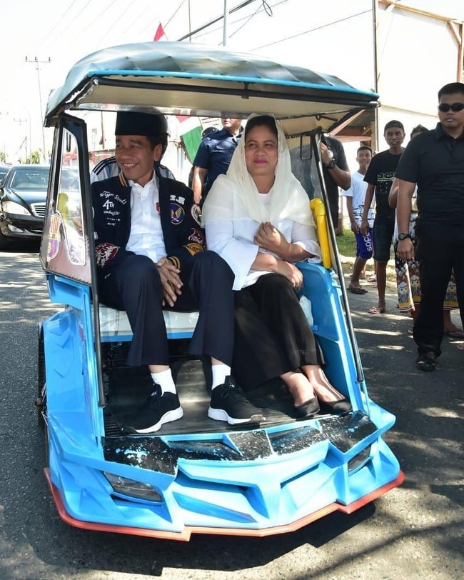 Karena edisi terbatas, jaket tersebut hanya diproduksi sebanyak 45 buah dan langsung ludes terjual dalam waktu dua minggu. Diungkapkan Decky, putra sulung Jokowi, Gibran Rakabuming Raka, menjadi orang pertama yang memesan produk tersebut. Yang pesan awalnya Mas Gibran dengan nomor urut code jacket 01/45, kata Decky. Foto: Instagram/@jokowi